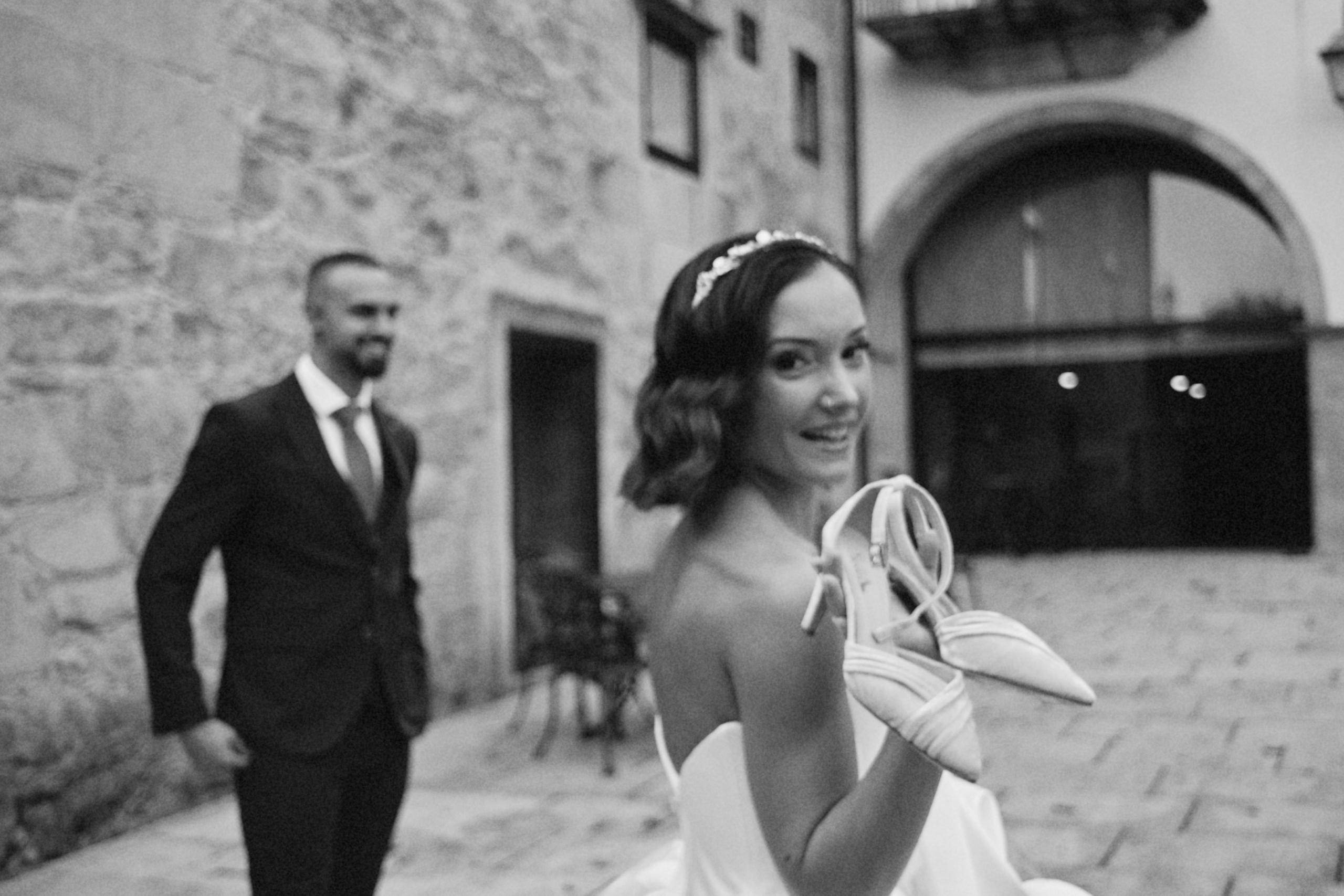 Novios paseando en una boda en Galicia