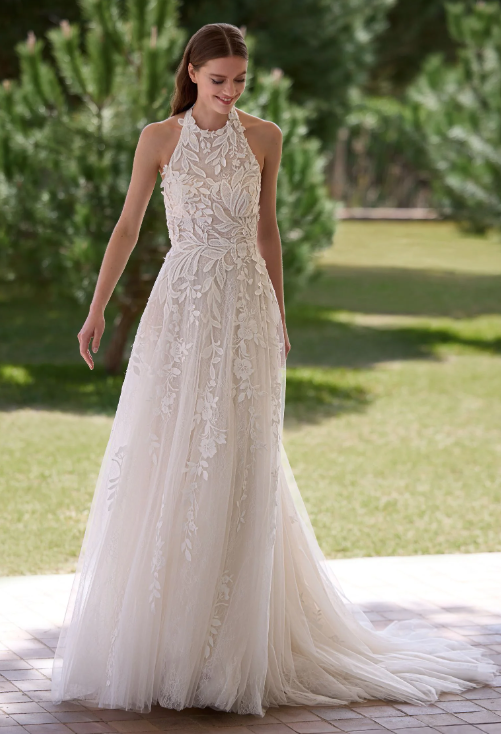 Vestido de novia con flores en 3D y bordados artesanales - Pronovias 2026