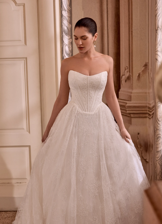 Vestido de novia con corsé estructurado y cintura vasca - Justin Alexander 2026