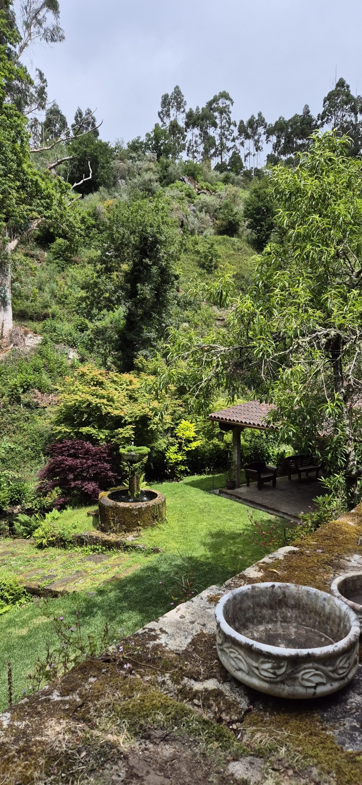 Jardín con pozo de piedra en pazo gallego - bodas destino Galicia