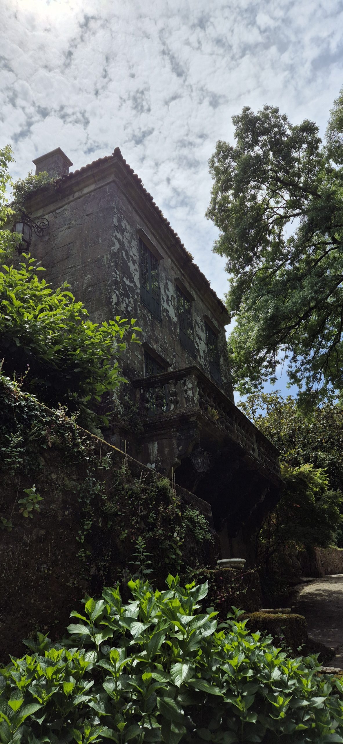 Pazo gallego entre vegetación - espacios para bodas destino en Galicia