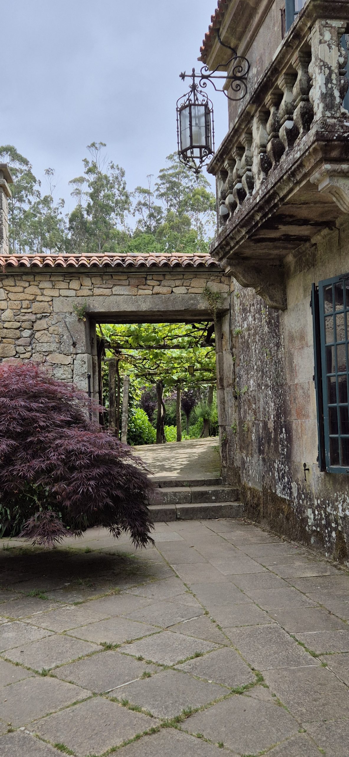Entrada señorial de pazo gallego para boda destino en Galicia