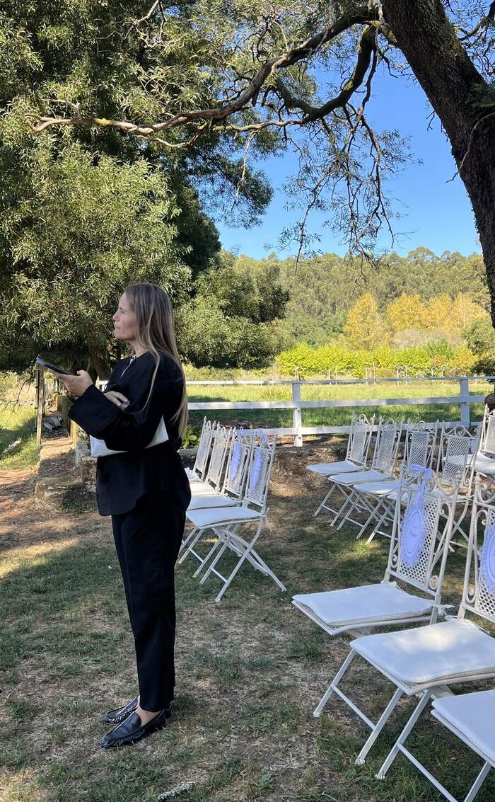 Raquel Rey supervisando el montaje de una ceremonia de boda en Galicia