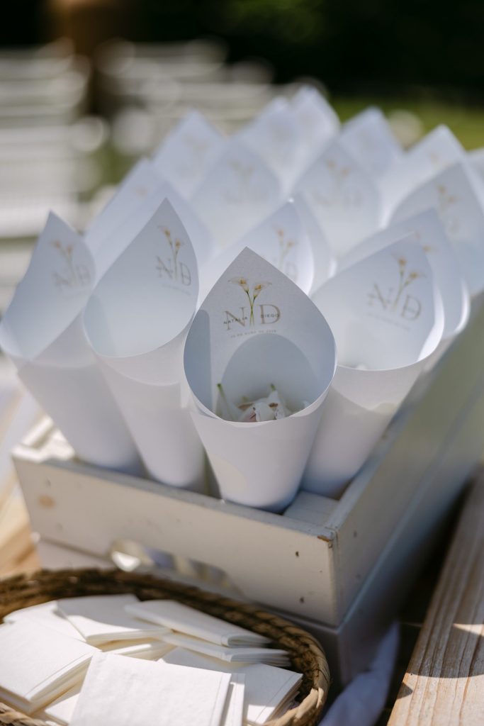 Conos de pétalos personalizados para la salida de los novios