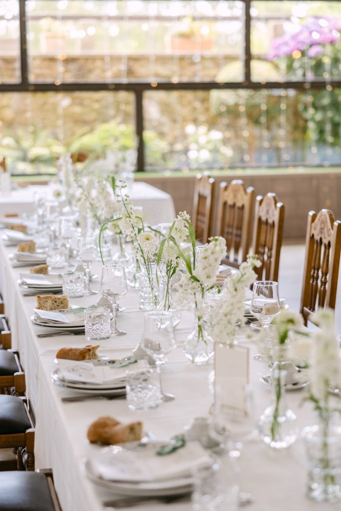 Mesa de banquete con flores blancas en una boda en Galicia
