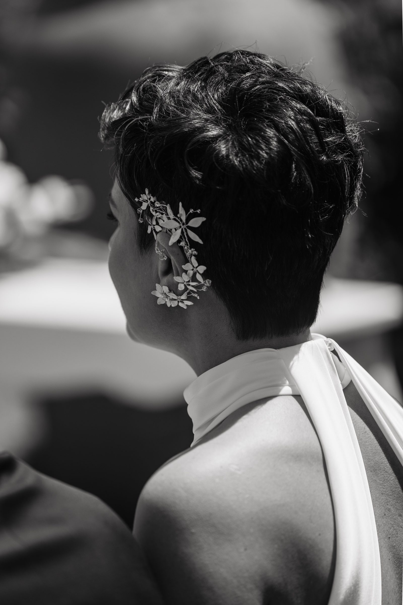 Detalle de joya floral de novia - boda real Sucré Events