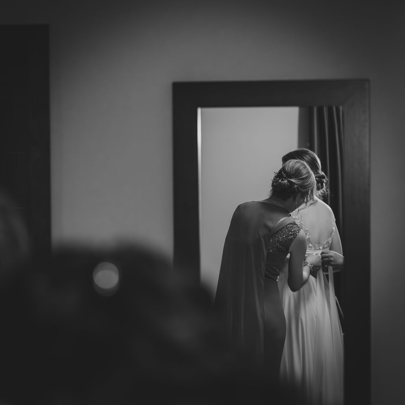 Novia preparándose frente al espejo