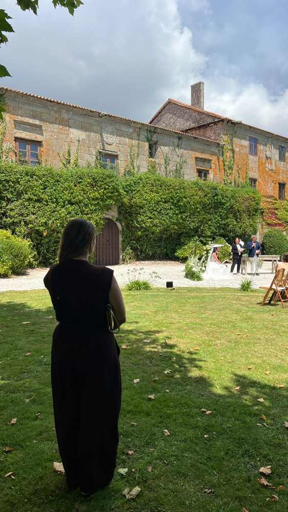 Raquel Rey supervisando una ceremonia en un pazo de Galicia